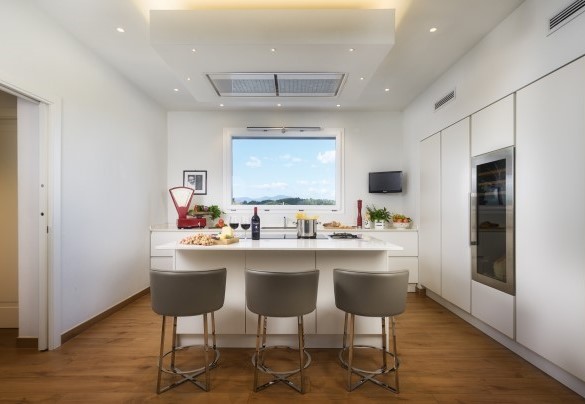 La moderna e attrezzata cucina adiacente alla sala da pranzo, al salotto e al bagno di servizio - Villa Edoardo