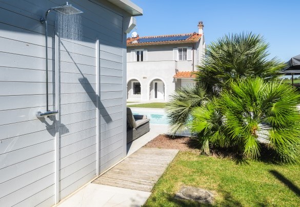 La doccia esterna calda adiacente al solarium della piscina - Villa Edoardo
