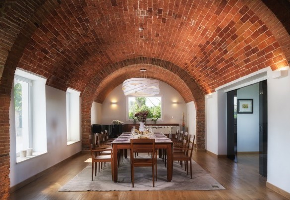 La sala da pranzo con ampie vetrate che si affacciano sulla zona piscina - Villa Edoardo