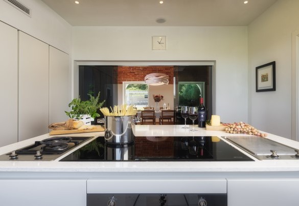 La moderna e attrezzata cucina adiacente alla sala da pranzo, al salotto e al bagno di servizio - Villa Edoardo
