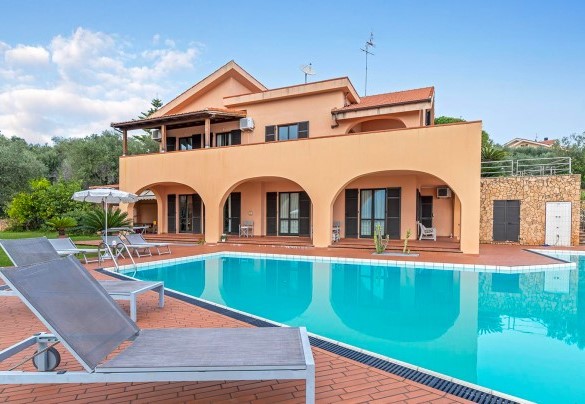 Zona piscina e solarium - Villa Elda