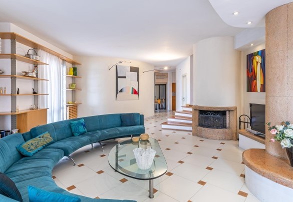 Large living room overlooking the pool - Villa Elda 