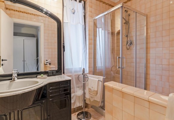 En suite bathroom with shower on the first floor - Villa Elda