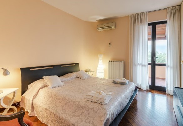 Double bedroom on the first floor, with en-suite bathroom - Villa Elda 