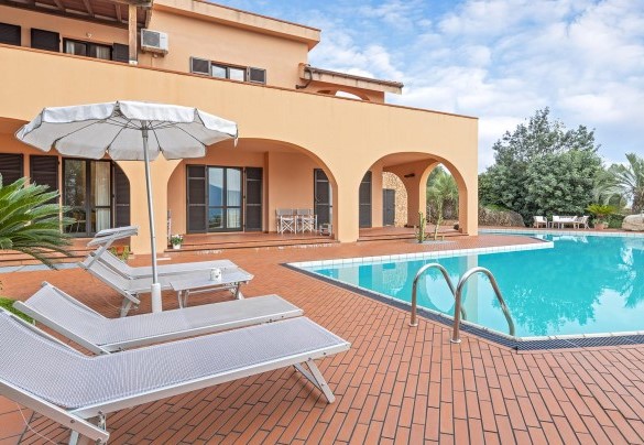 Pool area and solarium - Villa Elda