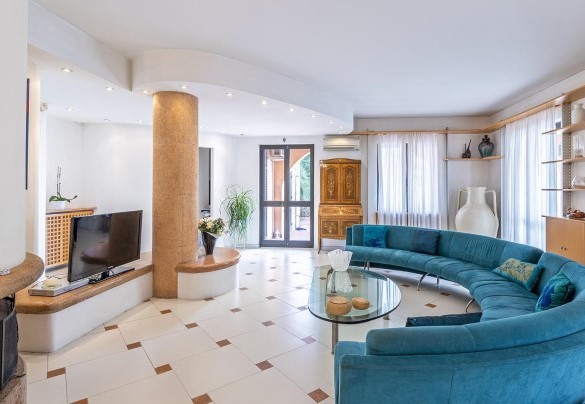 Large living room overlooking the pool - Villa Elda 