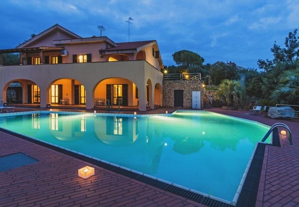 Pool area and solarium at sunset - Villa Elda