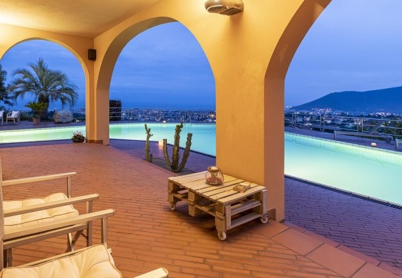 relaxation area by the pool to admire the nocturnal spectacle of the Gulf of Palms - Villa Elda