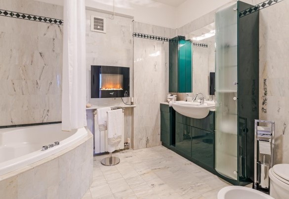 En suite bathroom with tub - Villa Elda
