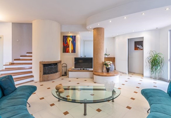 Large living room overlooking the pool - Villa Elda 