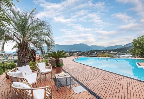 relaxation area by the pool to admire the views of the Gulf of Palms - Villa Elda