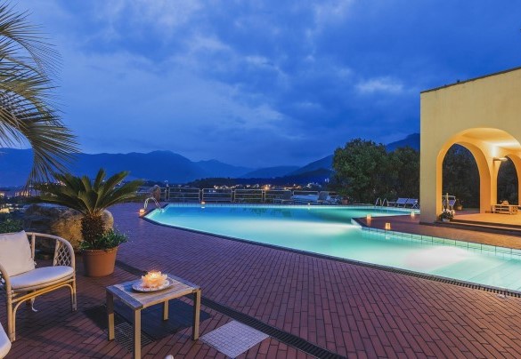 Relaxation area by the pool to admire the nocturnal spectacle of the Gulf of Palms - Villa Elda
