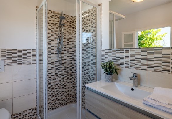 Il bagno con doccia n.4 a livello giardino- Villa Elena 