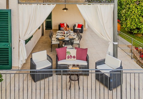 Il gazebo all'uscita della cucina attrezzato per pranzi all'aperto - Villa Elena