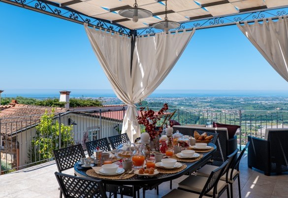 Il tavolo preparato per colazioni all'aperto - Villa Elena 