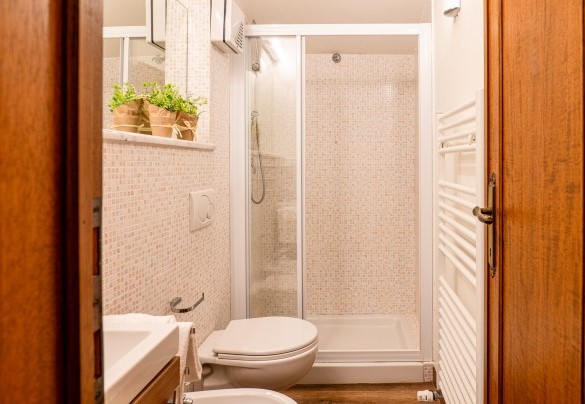 Il bagno con doccia n.3 al secondo piano - Villa Elena 