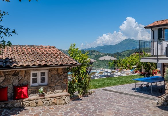 La villa ha un giardino con conformazione a terrazze - Villa Elena