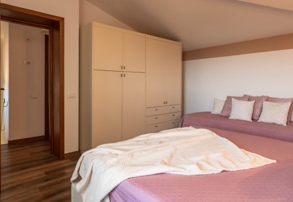 La camera matrimoniale, con letto singolo aggiunto, n.5 al secondo piano - Villa Elena 