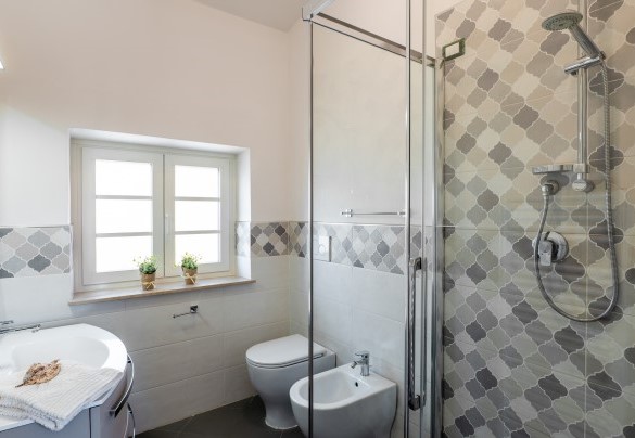 Il bagno con doccia n.2 al primo piano - Villa Elena 