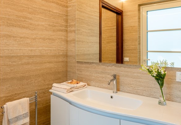 Il bagno con doccia n.1 al piano terra - Villa Elena 