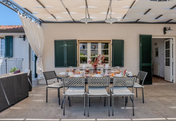 Il tavolo preparato per colazioni all'aperto - Villa Elena 