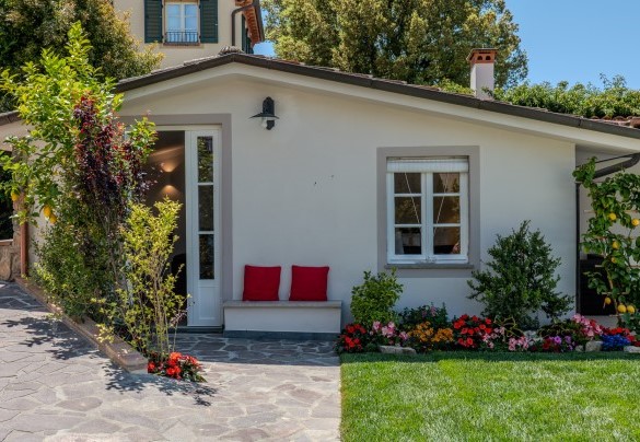 L'annesso dista pochi metri dalla piscina - Villa Elena 