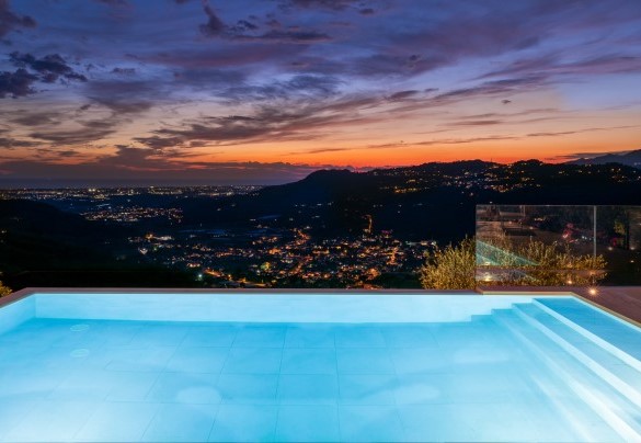 La piscina in notturna - Villa Elena