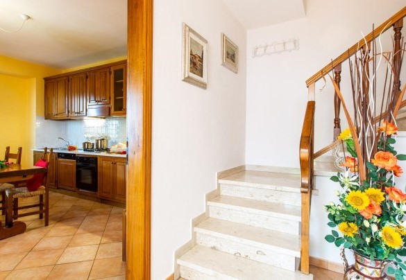 La cucina e le scale per il primo piano - Villa Elena 