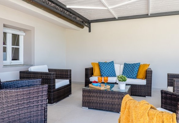 La zona salotto adiacente alla piscina - Villa Elena