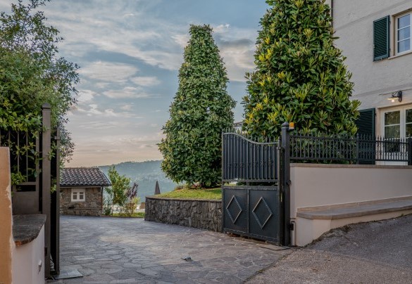 Il cancello d'ingresso - Villa Elena