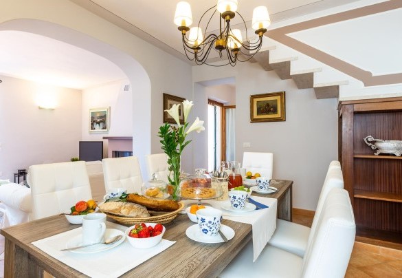 Il living con la tavola imbandita e area salotto - Villa Elena 