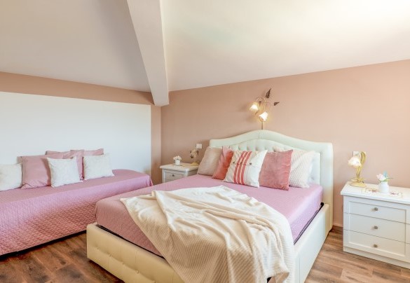 La camera matrimoniale, con letto singolo aggiunto, n.5 al secondo piano - Villa Elena 