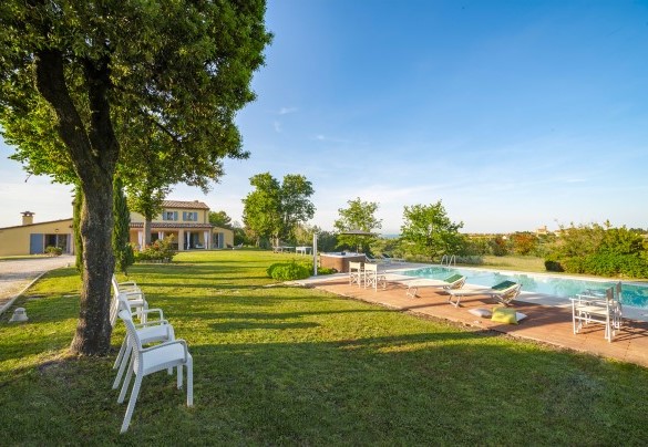 Giardino ombreggiato e attrezzato con zone relax - Villa Elettra