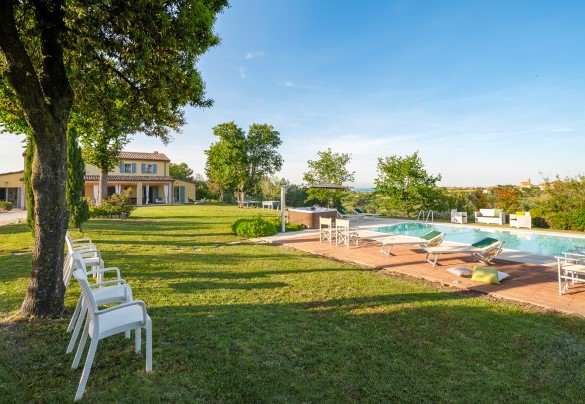 Giardino ombreggiato e attrezzato con zone relax - Villa Elettra