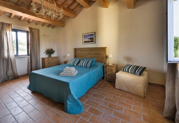 Double bedroom no. 6 first floor, with en suite bathroom and pouf that becomes a single bed - Villa Elettra