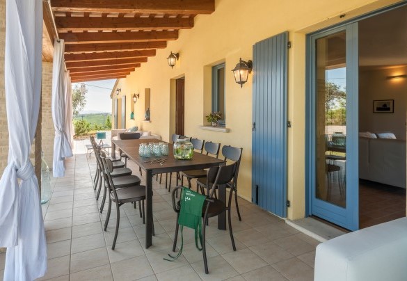 Dal soggiorno si accede al portico - Villa Elettra