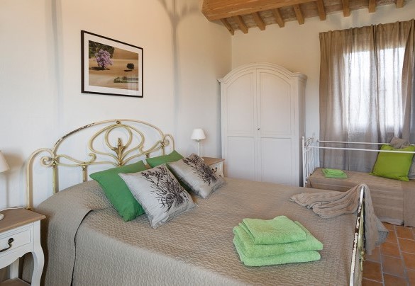 Double bedroom no. 4 with cot, first floor - Villa Elettra