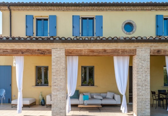 Portico all'ingresso con divani, tavolo per pranzi all'aperto e biliardino - Villa Elettra