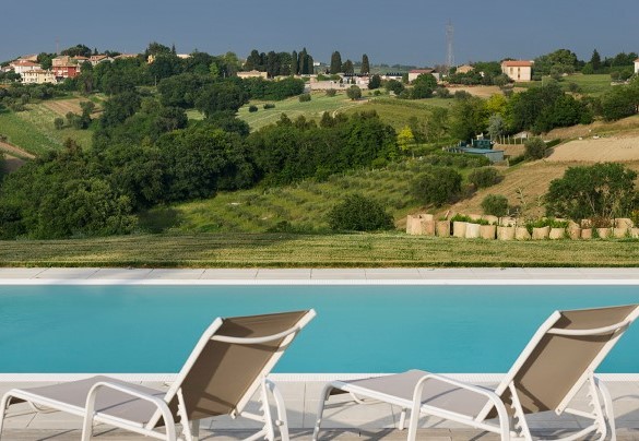La piscina al tramonto con vista sulla campagna - Villa Elettra