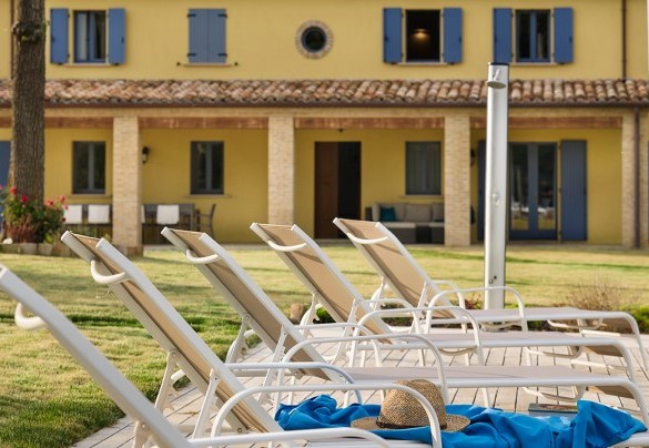 Solarium con lettini e doccia - Villa Elettra
