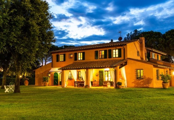The property surrounded by lights in warm and soft tones – Villa Elisa 