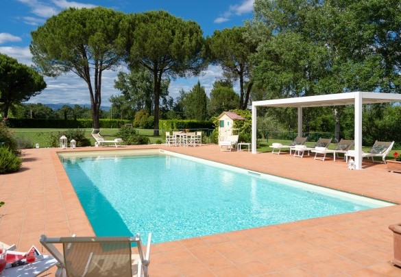The pool where are set up comfortable sun beds in the shadow – Villa Elisa 