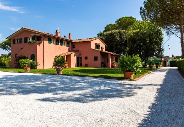The driveway and the convenient parking area – Villa Elisa