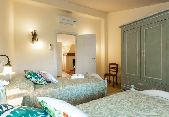 Twin bedroom n.8 with joinable beds on the first floor . Apartment – Villa Elisa 