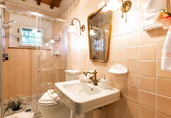Bathroom with shower n.1, en-suite at the bedroom n.1– Villa Elisa 