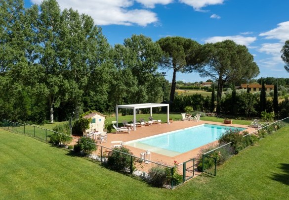The pool immersed in the green park – Villa Elisa 