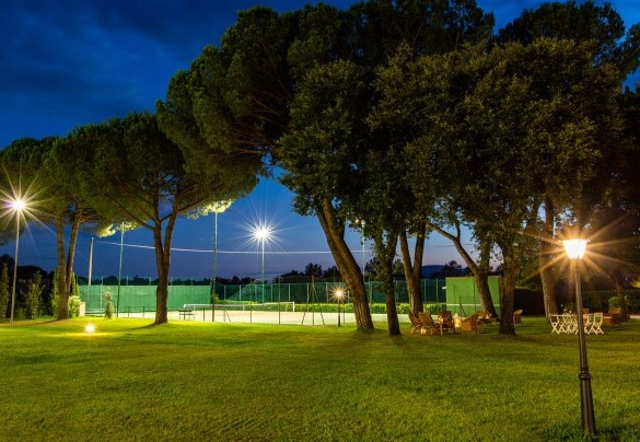 The illuminated tennis court – Villa Elisa