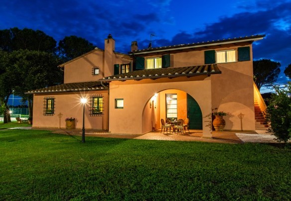 The park is lit with soft and enveloping lights under the Tuscany sky – Villa Elisa 