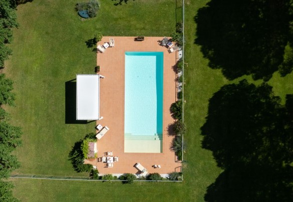 The pool immersed in the green park – Villa Elisa 