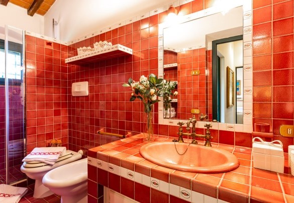 Bathroom with shower n.4 en-suite at the bedroom n.5 – Villa Elisa 